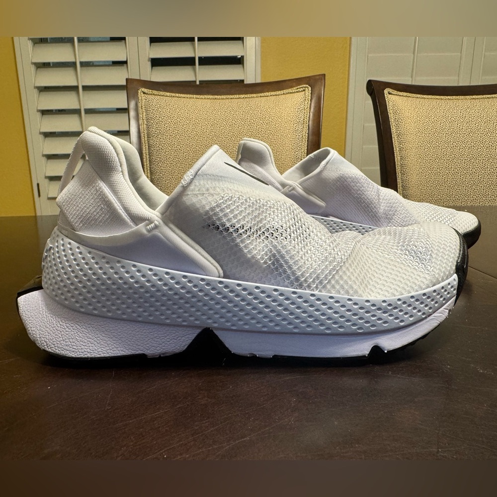 New Nike GO Flyease White Sneakers Shoes Size US 8.5 W / 7 M - Picture 2 of 13